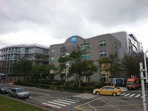 麗嬰房總部辦公大樓(圖/維基百科)