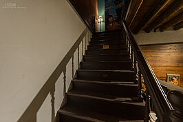 三層樓洋房設計的新芳春行，每樓相通的樓梯設計各有巧妙。以一樓通往二樓的樓梯而言，考量二樓作為聚會場所，因此上下使用樓梯的人也會比較多，所以寬度就做的比一般樓梯還要寬上許多。