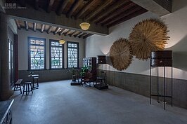 猜猜看牆壁上兩個大圓形的壁飾是什麼材質？原本以為是薄木片所組成，靠近一看才發現跟傳統斗笠、粽子一樣的簑葉組合而成。原本裝茶葉的竹籠裝上燈泡後，成為十分具有特色的照明燈具。