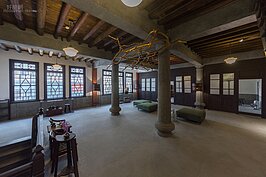 二樓靠近馬路的大廳十分寬敞，與另一邊小廳的柱子材質大不相同，這裡採用的是水洗石外表的圓形水泥柱，讓整個空間顯得更為大器。
為什麼二樓會這麼大呢？主要是因為當年二樓用來作為撿茶、儲存茶葉以及辦公室與會客廳之用。
其實新芳春行當年的範圍更大，不過後期僅保留三間，也就是現在所看到的範圍，其餘與興富發共同開發興建大樓。