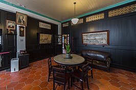 不同於一二樓屬於開放空間的格局設計，三樓因為屬於屋主私人的生活空間，因此整體感覺就與一二樓有很大的差別。以這間小客廳而言，天花板屬於後期重新翻修，因此難以知道當年的模樣，不過地板鋪設的紅色六角形地磚，則維持當年的模樣。
注意看一下，沙發後方的黑色牆面頂端的氣窗有兩種不同的花紋設計，這是用以區別房屋中線的一種方式。