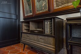 收音機在電視還沒有出現的時代是家庭中主要的娛樂中心，只要有點經濟實力的家庭大都備有一台。不過像這種有收音機結合黑膠唱盤的機種，價格則是不扉。至於年代推估已經有四十年以上的歷史。