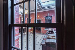 現在只有在老房子才看得到的抬起式木窗。大約六年級前段班，唸小學、國中時的大都用過這種窗戶。