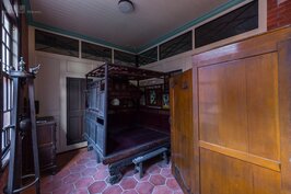 雖然有錢，不過王家人在臥房倒是沒這麼地講究，一張紅眠床以及簡單的衣櫃構成了小小起居空間。