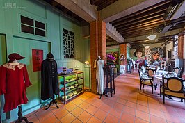 現場正進行紫色大稻埕的道具展示。