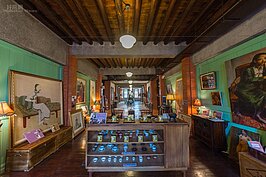 新芳春行二樓的建築式樣最令人嘖嘖稱奇的是融合了三種不同的建材。天花板部分以木梁為支幹，再搭配水洗石的主梁以及紅磚柱，這種看似衝突不協調的材質特性，卻在這裡搭配得天衣無縫。