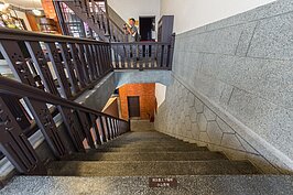 一樓上來二樓的時候，我們走的是木製的階梯，在二樓的另一角落的階梯則是磨石子的材質，搭配雕花的欄杆十分的特別。階梯旁的牆壁也利用幾何圖形與水洗石進行裝飾，除了美觀外，隱隱透露出屋主的雄厚財力。