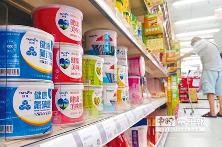 立委高金素梅21日召開記者會指出,台鹽3款「健康鹽」產品,竟含超量的放射物質鉀-40,要求即刻下架並賠償消費者,食藥署副署長林金富指出,沒有超標的疑慮存在。原能會也說,對人體並無影響請放心。(王英豪攝)