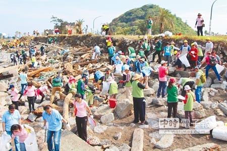 張榮發基金會21日上午在基隆和平島公園外堤舉辦淨灘活動，共清出1.5公噸垃圾，希望呼籲民眾減塑愛護地球。（李其樺攝）