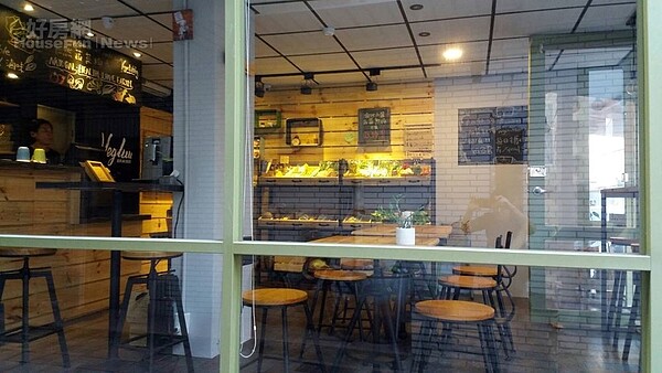 3. 店面有著大片的玻璃窗,空間敞亮。