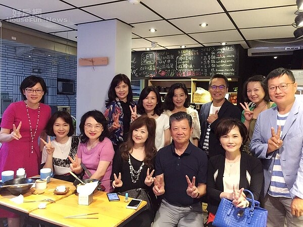 8. 沈春華等中視同事們都來店內捧場。