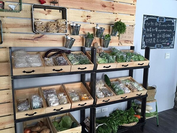 6. 除了可以用餐,也賣產地直送的有機蔬菜。