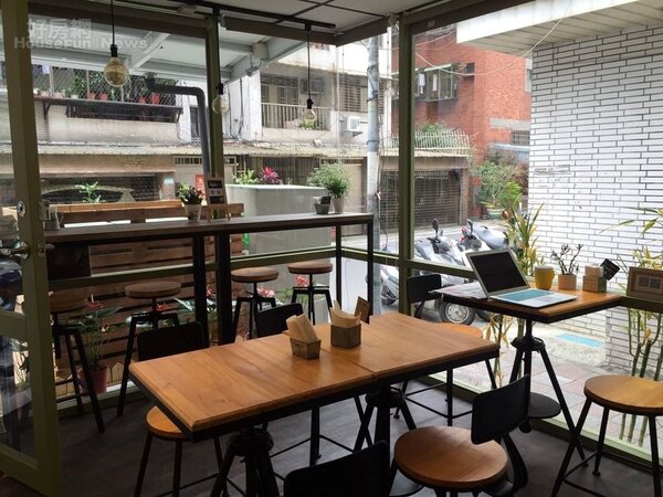 5.	內部都是江宜汾親自挑選佈置的，被客人形容不像滷味店，反而像時髦的文青咖啡館。

