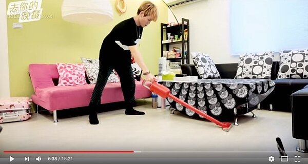 藝人簡廷芮的客廳(圖/翻攝自Youtube這群人 展榮展瑞 Keelong and Rays
)