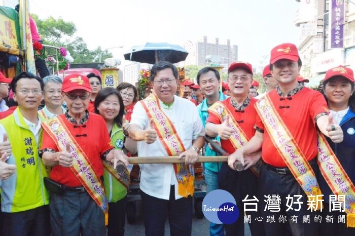 桃園市長鄭文燦出席踩街遶境祈福活動。（台灣好新聞）