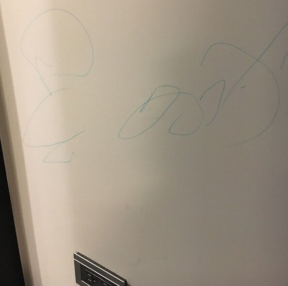 周杰倫發現牆壁被孩子塗鴉,於IG發文表示崩潰傻眼。(圖/翻攝自周杰倫IG)