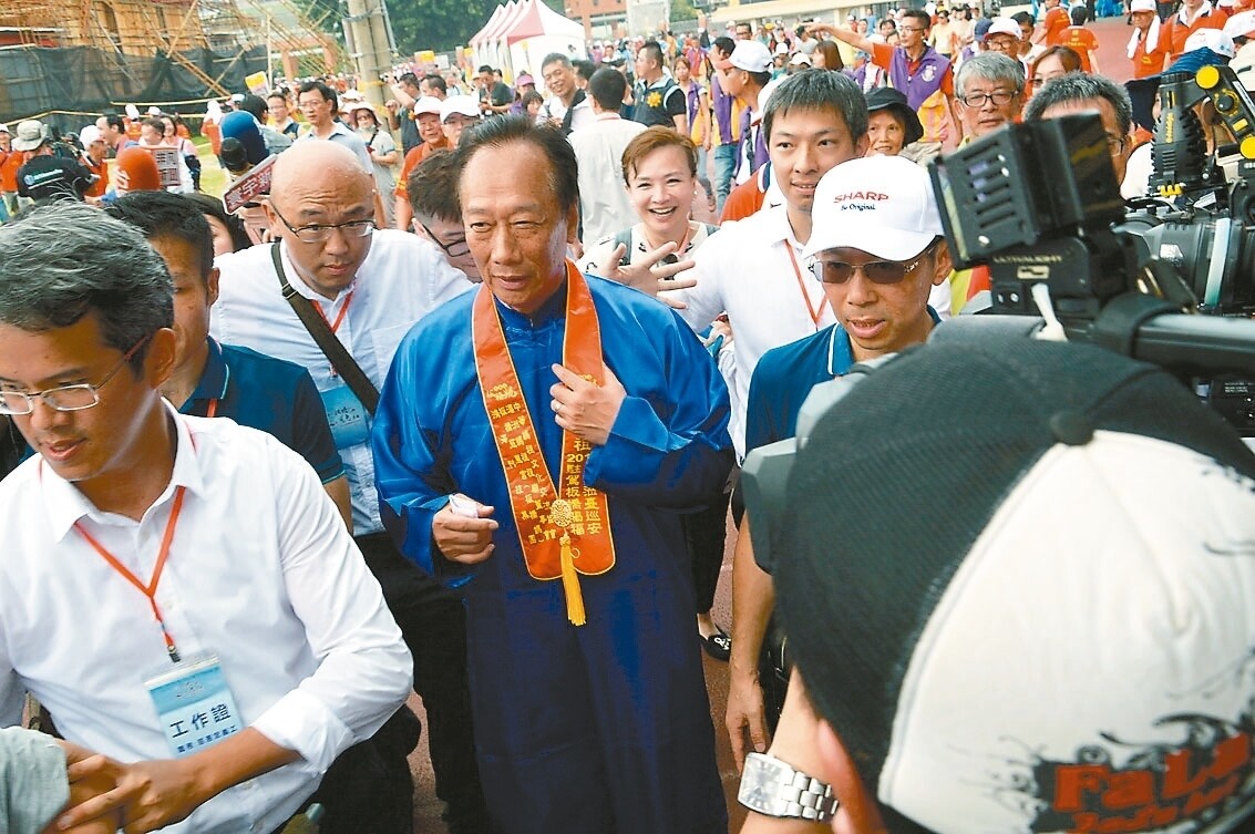 鴻海董事長郭台銘（下）迎駕。 記者施鴻基／攝影