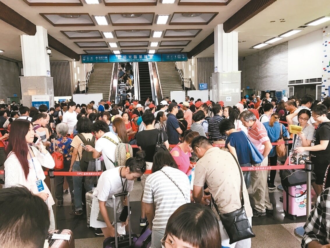 基隆港等待通關的遊客,從二樓滿到一樓。 記者吳淑君/攝影