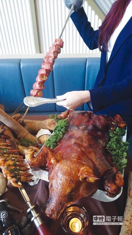 台中高檔餐廳「妃黛方舟」，直接推出桌邊服務的多國串烤吃到飽。圖／曾麗芳