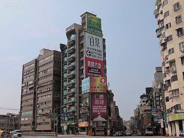 POP看板群聚照。（好房網News記者 陳韋帆／攝影）