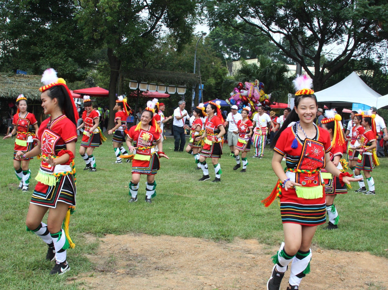 桃園市原住民族阿美族祈雨祭，透過潑濕及舞蹈傳承文化。 記者曾增勳／攝影