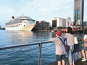 基隆港郵輪90萬人潮　「被遊覽車載走」