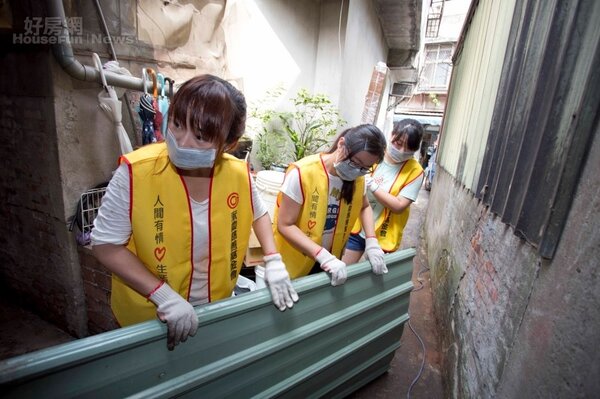 永慶慈善基金會志工協助施作屋頂遮雨棚浪板