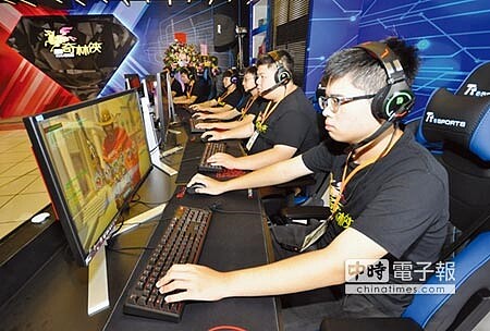 近2年來,政府、高中以上學校陸續鼓勵、投入電競教育,也具體規劃透過與網咖合作舉辦專屬電競培訓班。圖為中州科大電競實戰基地。圖/本報資料照片