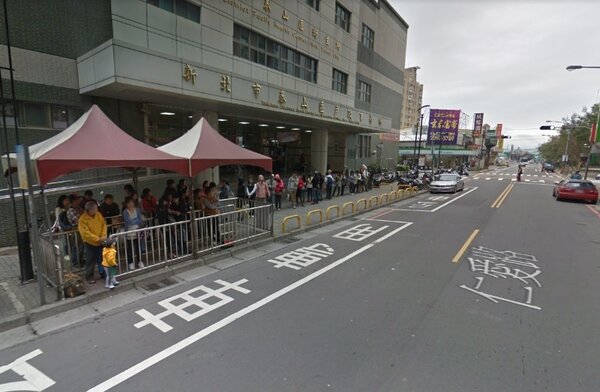 新北市泰山區來往台北車站的免費巴士，尖峰時刻排隊人潮眾多（圖／翻攝自google map）