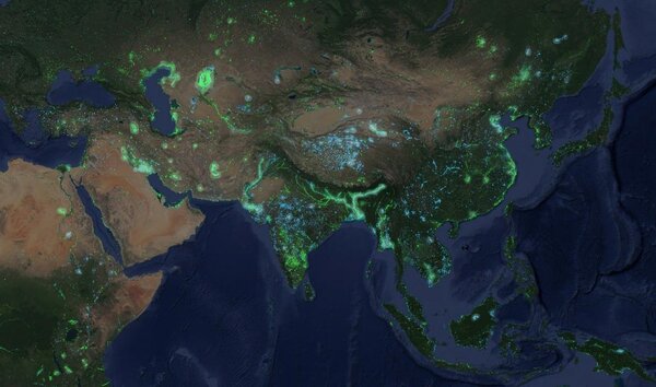 地圖中標示了過去30年間地球上陸地和水域的變化，藍色區塊為陸地變成水域的地方，綠色區塊反之。（圖／MAP COURTESY GOOGLE）