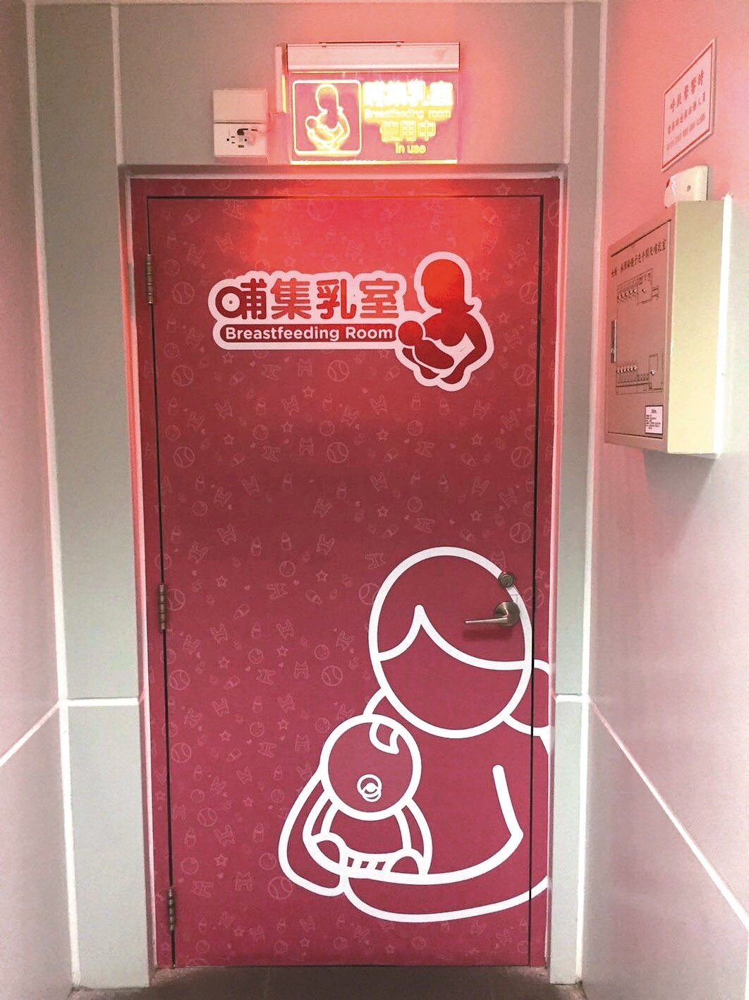 桃園火車站「AI哺乳室」,自動偵測是否有人使用。 記者侯俐安/攝影