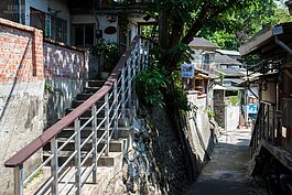 寶藏巖轉個彎、任一個角落都是景，除了吸引藝術家進駐外，假日也有許多遊客來此走走逛逛。但是在上班日，這裡卻是寧靜的可以，與咫尺之隔的車水馬龍熙來人往的公館商圈有著十分顯著的差別。