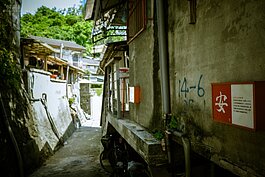 寶藏巖還有許多住戶居住在此，因此參觀的時候多注意一下，別打擾原住戶的安寧。