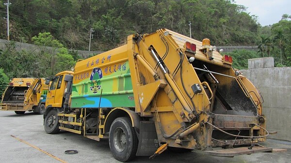 桃園市民眾苦等不到垃圾車來收垃圾（示意圖／宜蘭縣政府）