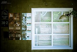 白色的玻璃窗，反射出是歷史的洪流與早期生活在此的居民生活的無奈。