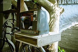 電視播放的不是令人乏味疲勞轟炸無聊的新聞，而是一本本可充實身心的書。