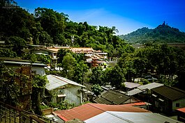 左為寶藏巖，右邊遠處的小山則是台北另外一處幾乎不可能解嚴，也無法親近的軍事要地「蟾蜍山」，而蟾蜍山的山下，另外也有著跟寶藏巖一樣的違章聚落存在，可惜並未廣為人知。