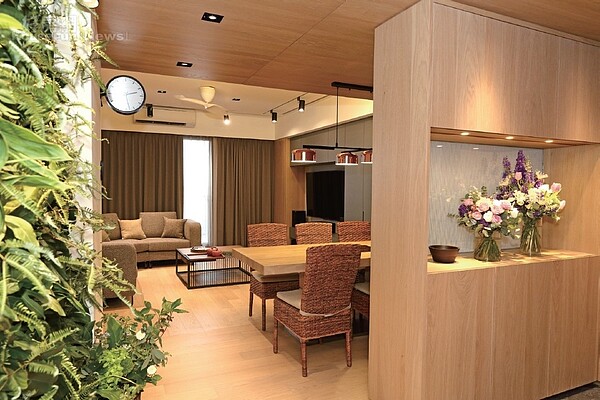 一開門就驚豔!植栽牆讓三房兩廳不呆板