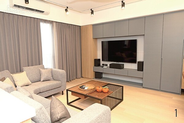 一開門就驚豔!植栽牆讓三房兩廳不呆板