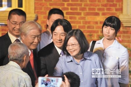 蔡英文總統（右二）、賴清德院長（右三）連袂出席9月30日晚間在台南後壁黃家古厝舉行的音樂會。（莊曜聰攝）