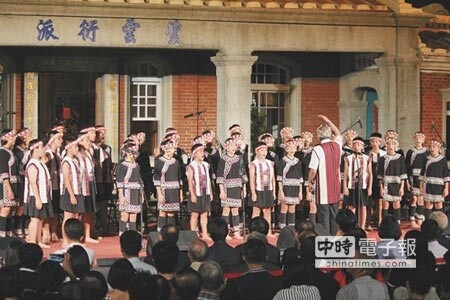 台灣原聲童聲合唱團在古厝音樂會中演出「kula vali 太陽快出來」、「pislahi 獵祭」等原住民經典曲目。（莊曜聰攝）