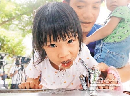 小朋友開心飲用敦親公園的自來水。（趙雙傑攝）