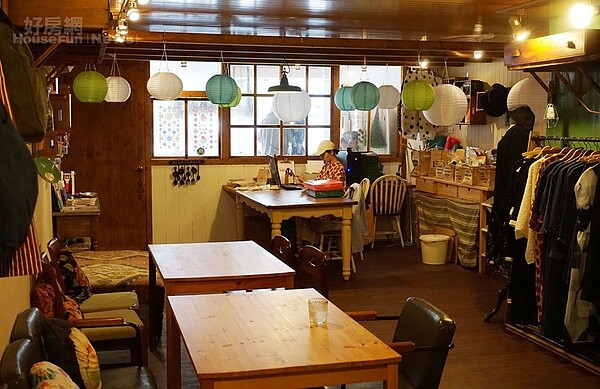6.櫃台天花板上掛著一盞盞燈籠，木窗上還貼上花卉圖案貼紙，彷彿有回到古早年代的錯覺。
