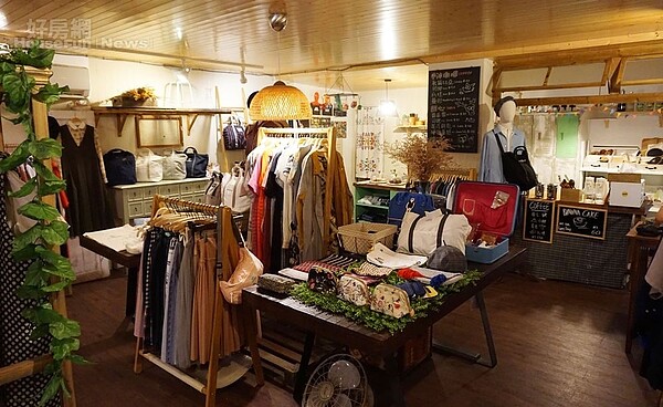 4.由於空間之前是中藥行，無論裝潢或格局各方面屬性都與古著店相近，空間給人強烈懷舊感，大部份傢俱是之前老闆留下的。
