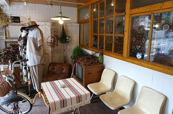 2.門口用專櫃櫥窗概念佈置，海報牆、等候椅、假人模特兒、乾燥花裝飾…等，也吸引許多路人經過拍照。
