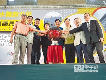 台中市長林佳龍（右四）與立委盧秀燕（左四）、體育署副署長林哲宏（左三）等人共同啟動觸摸球。（張妍溱攝）
