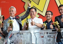 其實施力仁在2004年、2006年拿下文建會的文馨獎，就分別金、銅兩面獎牌，在台灣嶄露頭角，後經歷2010~2011年「上海藝術博覽會」登上國際舞台，今（2017年）更參與「威尼斯雙年展」，讓世界更看的見台灣對於藝術雕塑的軟實力，可謂新生的藝術界的「台灣之光」。