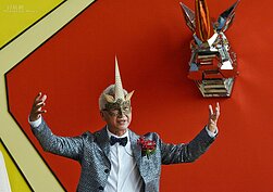 「施力仁」綽號犀牛老爹，以著名作品「金剛犀牛」獲邀參展「威尼斯雙年展」；他的作品融入保育、信仰等議題，受到威尼斯政府青睞，讓台灣作品榮登世界藝術舞台。