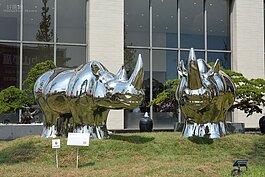 犀牛佈陣讓人有位於都市叢林的感覺。