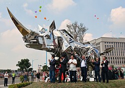 桃園市長鄭文燦為表揚「施力仁」對台灣藝術界貢獻，特到場為「中悅美樹館」主展的金剛犀牛揭幕。